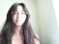 Очкастая девчонка с миниатюрными сиськами оттрахала себя в анус