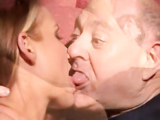 Горячие испанские девушки занимаются анальным групповым сексом