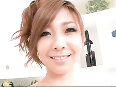 Грудастая азиатка поливает себя сметаной и мастурбирует игрушкой