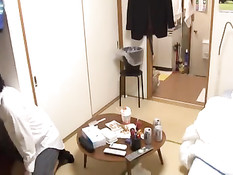 Японская девка громко стонала во время секса с молодым человеком