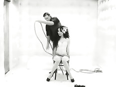 Две азиатские девочки снимаются с парнем в порно в белой комнате