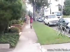 Весёлая девушка с большими сиськами любит обнажаться на публике