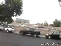 Весёлая девушка с большими сиськами любит обнажаться на публике