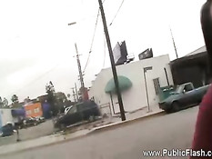 Весёлая девушка с большими сиськами любит обнажаться на публике