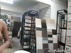 Весёлая девушка с большими сиськами любит обнажаться на публике