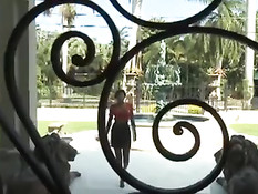 Шоколадная женщина с большими сиськами трахается с белой дамой