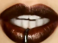 Сексуальная тётя с татуировками разбудила парня и залезла на хуй