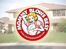 Умелая женщина Julia Silver возбуждает себя вибратором и сосёт хуй