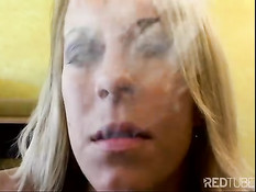 Блондинка с тату на пояснице Desire Moore смачно отсасывает член