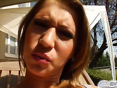 Симпатичная девчонка отсасывает парням и получает сперму в лицо