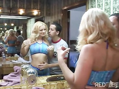 Парень застал у зеркала красивую блондиночку и дал отсосать член