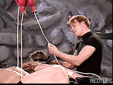 Трём связанным голым девкам с завязанными глазами делают клизму