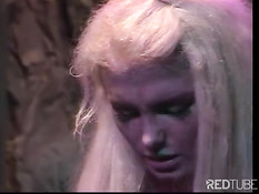 Сексуальная блондинка с длинными волосами умеет хорошо дрочить