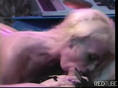 Сексуальная блондинка с длинными волосами умеет хорошо дрочить