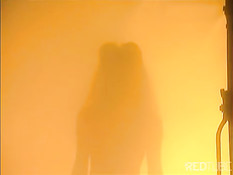 Блондинке побрили волосы на лобке и насадили на чёрный страпон