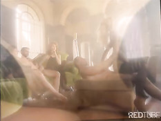 Блондинке побрили волосы на лобке и насадили на чёрный страпон