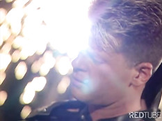 Блондинке побрили волосы на лобке и насадили на чёрный страпон