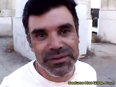 Блондинку в сетчатых чулках выпустили из клетки и дали отсосать