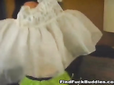 Карлица делает минет здоровому мужику и подставляет свою пизду