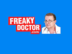 Брюнетка с короткой стрижкой Gabrielle Gucci пришла к гинекологу