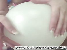 Блондинка Cheyenne Cooper курит сигарету топлесс и мнёт сиськи