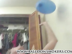 Блондинка Cheyenne Cooper курит сигарету топлесс и мнёт сиськи