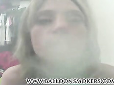 Блондинка Cheyenne Cooper курит сигарету топлесс и мнёт сиськи