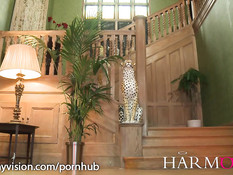 Очкастая медсестра Samantha Bentley соблазняет полуголой попкой