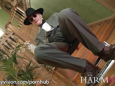 Очкастая медсестра Samantha Bentley соблазняет полуголой попкой