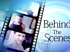 Симпатичный молодой гей Антонио принимает душ и болтает с другом