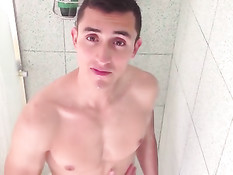 Симпатичный молодой гей Антонио принимает душ и болтает с другом