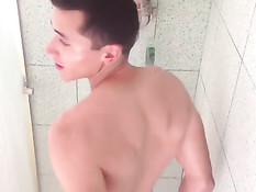 Симпатичный молодой гей Антонио принимает душ и болтает с другом