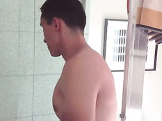 Симпатичный молодой гей Антонио принимает душ и болтает с другом