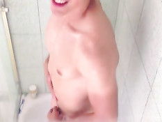 Симпатичный молодой гей Антонио принимает душ и болтает с другом