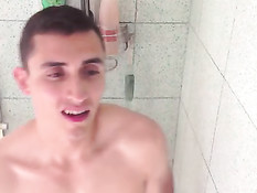 Симпатичный молодой гей Антонио принимает душ и болтает с другом