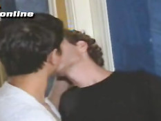 Молодые бразильские геи отсасывают и занимаются сексом в отеле