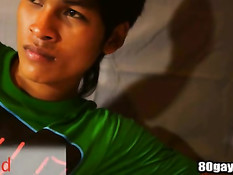 Азиатский гей с татуировкой раздевается на кровати и дрочит член