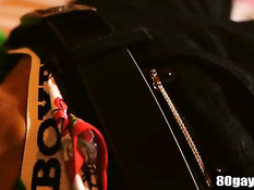 Азиатский гей с татуировкой раздевается на кровати и дрочит член