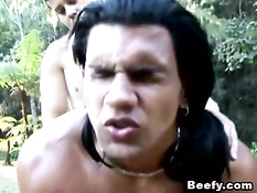 Загорелые мускулистые геи занимаются любовью на лесной опушке