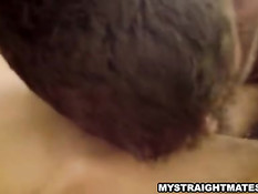 Голубой паренёк отсасывает атлетичному мужчине его большой член