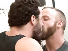 Небритые мускулистые геи целуются и занимаются анальным сексом