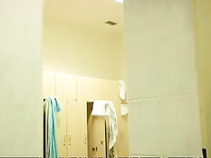 Молодые голубые парни занимаются в душе жёстким анальным сексом