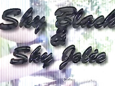 Чёрные ребята оттрахали двух шоколадных подружек во все щели