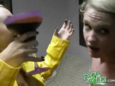 В общежитии колледжа голых девок облили шоколадом и оттрахали