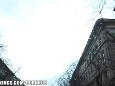 Две чешские девушки участвуют в групповой оргии с двумя парнями