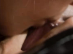 Грудастые лесбиянки Abigail Mac и Evi Fox трахаются дома на диване