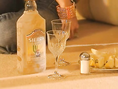 Красивые блондинки распивают текилу и занимаются лесби сексом