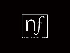 Лесбийские девочки целуются за столом и лижут киски в позиции 69