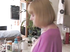 Старая блондинка с большой грудью любит позицию женщина сверху