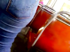 Парень едет в автобусе и снимает большую жопу девушки в джинсах